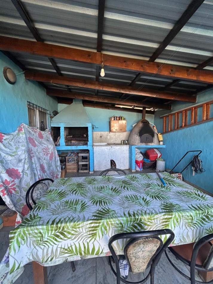 Casa sola en lote con quincho