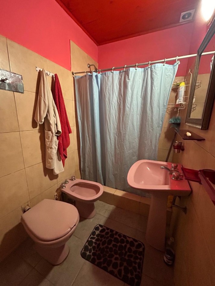 Casa sola en lote con quincho