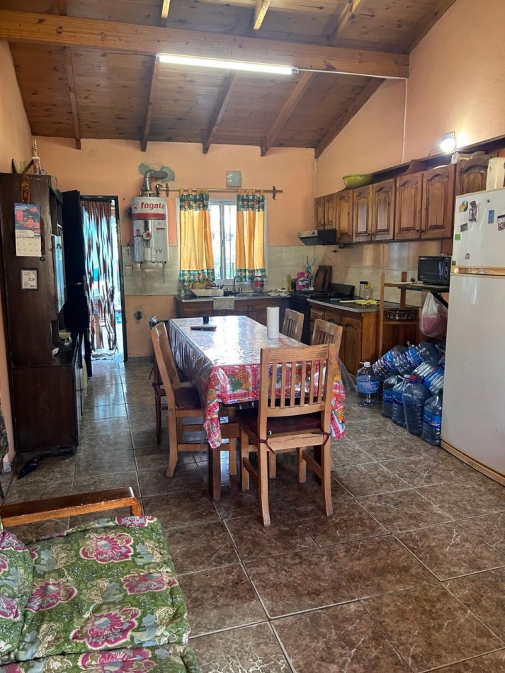 Casa sola en lote con quincho