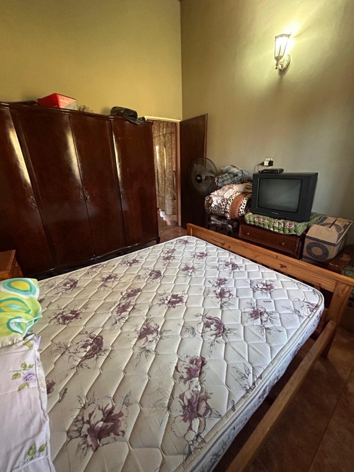 Casa sola en lote con quincho