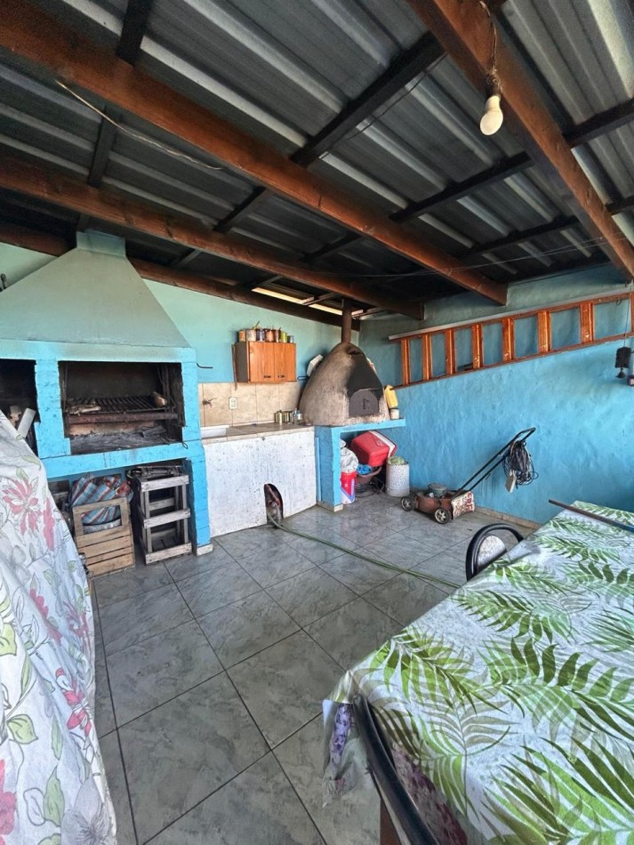 Casa sola en lote con quincho