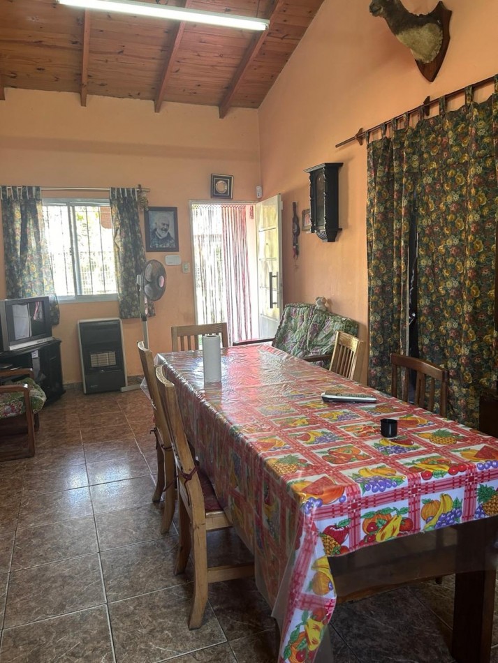 Casa sola en lote con quincho