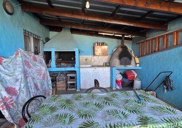 Casa sola en lote con quincho