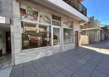 Local y vivienda sobre Avenida 32
